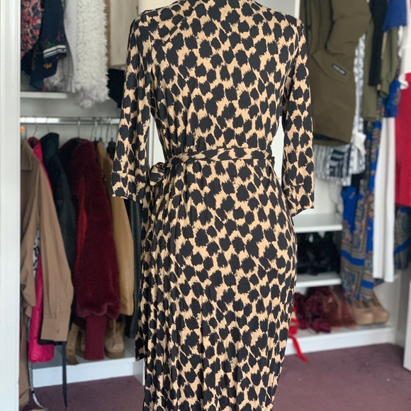 Julian Two Geometric Print [TRUE] Wrap Dress - Picture 4 of 10